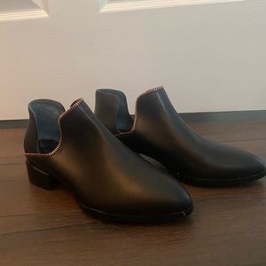 Halogen Black ankle boot with Zipper detail